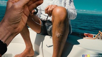 Lalu dia coab bercanda dengan temannya dengan mengganti patung Napoleon di Cherbourg dengan gambar kuda poni kecil di iPhone, kemudian dia foto. Foto: instagram.com/francoisdourlen/ 