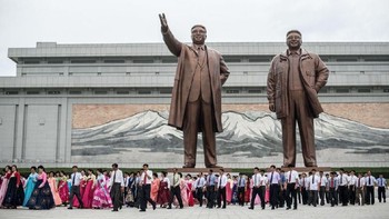 Suasana setelah penghormatan di monumen Grand Mansu Hill. Foto: Carl Court / Getty Images