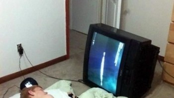 Televisi pun ikut dimiringkan. (Foto: Brightside)