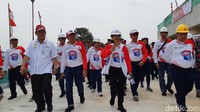 Dari Merak, Rini dan rombongan ekspedisi menggunakan kapal feri besar ke Pelabuhan Bakauheni. Perjalanan laut ditempuh sekitar dua jam. Begitu sampai, belasan mobil rombongan turun dari kapal, dan memasuki gerbang pertama Trans Sulawesi dengan ruas Bakauheni-Terbanggi Besar.