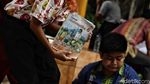 Patut Dicontoh! Siswa SD Ini Menunggu Bus Sambil Belajar