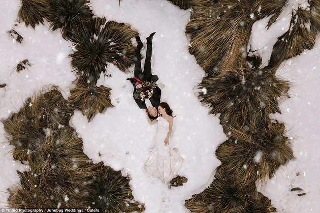 Diambil oleh fotografer Benjamin Lane dan Sirjana Singh dari Tinted Photography. Berlatar musim dingin di Queenstown, New Zealand. Foto: Dok. Junebug Weddings/Tinted Photography