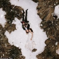 Diambil oleh fotografer Benjamin Lane dan Sirjana Singh dari Tinted Photography. Berlatar musim dingin di Queenstown, New Zealand. Foto: Dok. Junebug Weddings/Tinted Photography