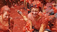 Meskipun tidak saling kenal, semua orang boleh melemparkan tomat. Tidak boleh saling tersinggung, semua orang wajib berlumur tomat dalam festival ini. Dan yang pasti jangan takut kotor. Foto: istimewa