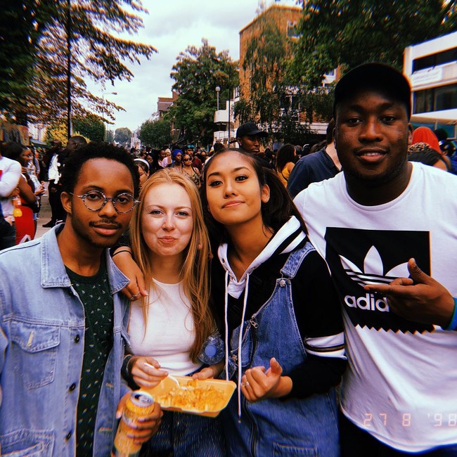 Ditengok di Instagram-nya, Shafa tak ubahnya perempuan muda kekinian yang berani mengeksplorasi gayanya. Baru-baru ini Shafa mengunggah foto dirinya ketika menyambangi Notting Hill Carnival 2018 di London. Tampak Shafa memakai atasan hitam bergaya sporty yang dibungkus overall denim. (Foto: Instagram/@shafa_fadli)