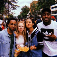 Ditengok di Instagram-nya, Shafa tak ubahnya perempuan muda kekinian yang berani mengeksplorasi gayanya. Baru-baru ini Shafa mengunggah foto dirinya ketika menyambangi Notting Hill Carnival 2018 di London. Tampak Shafa memakai atasan hitam bergaya sporty yang dibungkus overall denim. (Foto: Instagram/@shafa_fadli)