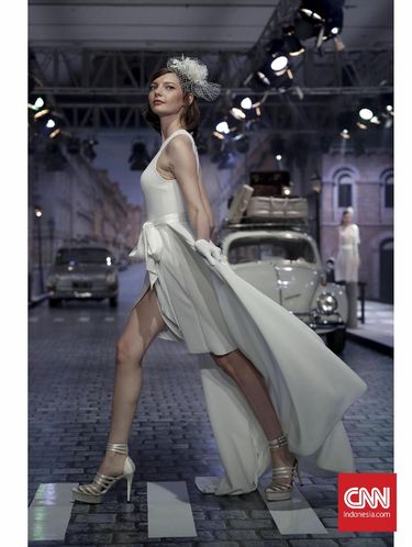 Kala Zebra Cross Berubah Jadi Runway Modis 'Audrey Hepburn'