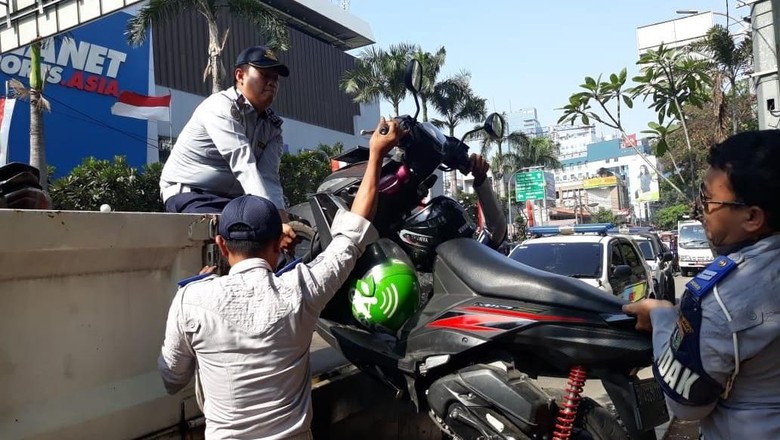 Dishub Angkut Motor Ojol yang Mangkal di Trotoar Sarinah Dishub Angkut Motor Ojol yang Mangkal di Trotoar Sarinah