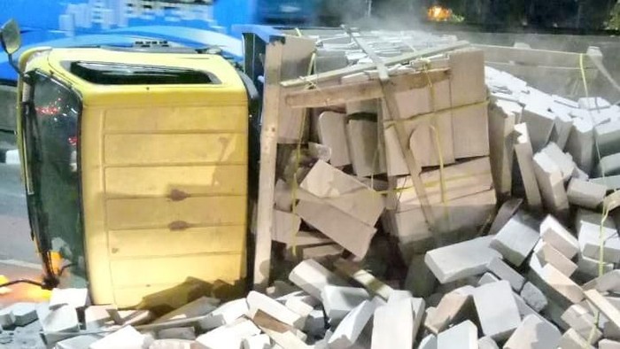 Truk Bermuatan Batako Terguling di Kuningan Jaksel