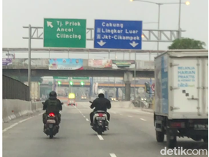 Pemotor Masuk Jalan Tol Hindari Macet di Jalanan Arteri