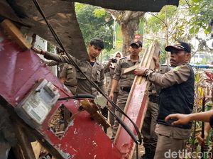 Bongkar Lapak PKL, Petugas Temukan Meteran Listrik Aktif