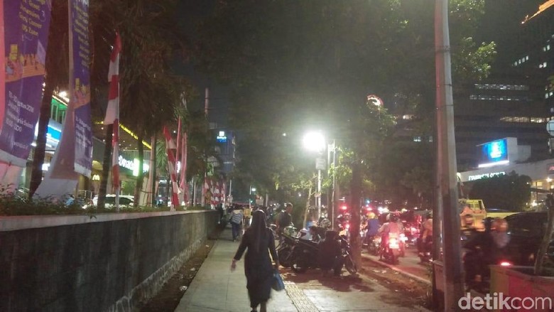 Usai Ditertibkan, Masih Ada Ojol yang Naik ke Trotoar Sarinah Usai Ditertibkan, Masih Ada Ojol yang Naik ke Trotoar Sarinah