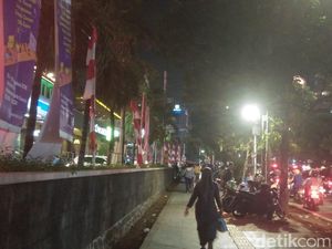 Usai Ditertibkan, Masih Ada Ojol yang Naik ke Trotoar Sarinah