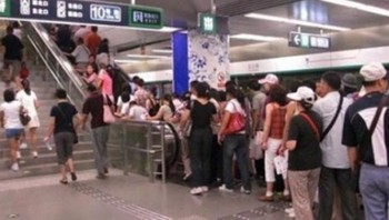 Eskalator lebih banyak peminatnya walau harus antre. (Foto: Brightside)