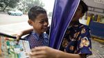 Patut Dicontoh! Siswa SD Ini Menunggu Bus Sambil Belajar