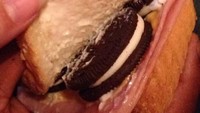 Apa jadinya jika sandwich berisi daging dan mayo, digabungkan dengan rasa manis creamy dari biskuit oreo? Foto: Istimewa