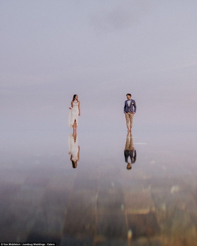 Refleksi pasangan di pantai ini diambil di Pantai Pandawa, Bali, Indonesia, oleh Van Middleton. Foto: Dok. Junebug Weddings
