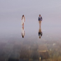 Refleksi pasangan di pantai ini diambil di Pantai Pandawa, Bali, Indonesia, oleh Van Middleton. Foto: Dok. Junebug Weddings