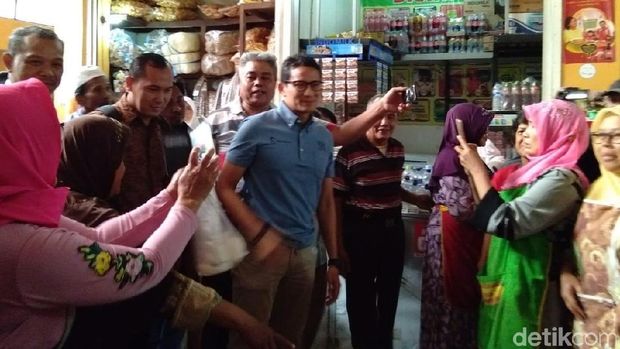 Kunjungi Pasar Bringharjo, Sandi Jadi Rebutan Selfie Warga