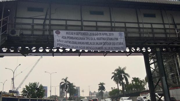 Spanduk sosialisasi dipasang di JPO