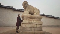 Ini gaya Hyo Jin saat berkunjung ke Gyeongbok Palace saat ssore dan sudah mau tutup. Yah, sedih.. (Instagram/@hjyang14v)