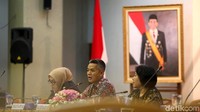 Komisi Pemilihan Umum (KPU) melakukan sosialisasi ketentuan soal alat peraga kampanye kepada partai politik peserta Pemilu 2019.