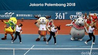 Ketiga maskot Asian Games 2018 itu menghibur pengunjung dengan menari bersama para dancer di venue voli pantai, tenis dan panjat tebing jelang final dan penyerahan medali.