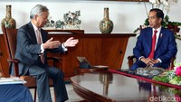 Jokowi menerima kunjungan delegasi AIIB di Istana Bogor, Jumat (30/8/2018).