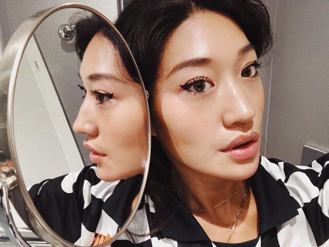 Peggy juga punya ciri khas makeup tersendiri. Di banyak kesempatan, wanita 26 tahun itu menggunakan eyeliner dengan bentuk winged yang tebal.  Foto: dok. Instagram (@peggygou_)