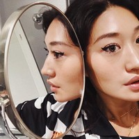 Peggy juga punya ciri khas makeup tersendiri. Di banyak kesempatan, wanita 26 tahun itu menggunakan eyeliner dengan bentuk winged yang tebal.  Foto: dok. Instagram (@peggygou_)