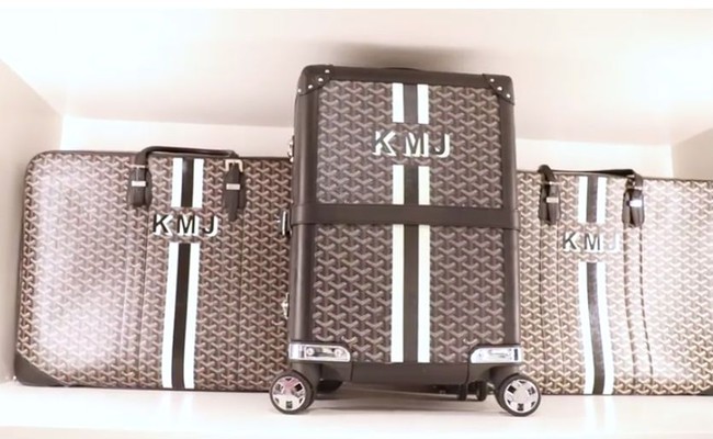 Punya ratusan benda fashion, Kris Jenner mengatakan bahwa setiap barang yang ia miliki sangat berharga dan menyimpan momen tersendiri. Ada beberapa koleksi yang sudah aku simpan selama bertahun-tahun, beberapa di antaranya tas, kata Kris. Foto: YouTube/Judith Leiber Couture