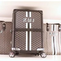 Punya ratusan benda fashion, Kris Jenner mengatakan bahwa setiap barang yang ia miliki sangat berharga dan menyimpan momen tersendiri. Ada beberapa koleksi yang sudah aku simpan selama bertahun-tahun, beberapa di antaranya tas, kata Kris. Foto: YouTube/Judith Leiber Couture