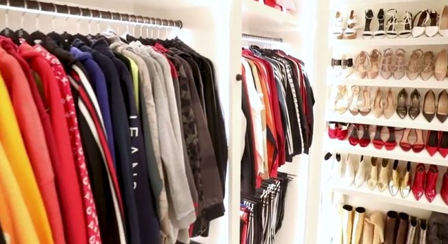 Bintang reality TV berusia 62 tahun ini mengaku paling sering memakai sweater. Ia mengenakan busana sporty ini setiap hari. Oleh sebab itu koleksi sweater-nya pun memenuhi hampir dua lemari. Aku paling nyaman pakai ini, ujar Kris. Foto: YouTube/Judith Leiber Couture