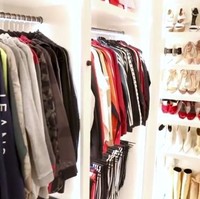 Bintang reality TV berusia 62 tahun ini mengaku paling sering memakai sweater. Ia mengenakan busana sporty ini setiap hari. Oleh sebab itu koleksi sweater-nya pun memenuhi hampir dua lemari. Aku paling nyaman pakai ini, ujar Kris. Foto: YouTube/Judith Leiber Couture