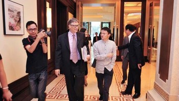 Menghadiri sebuah acara bersama pentolan teknologi dunia, Bill Gates. Mengena kesuksesannya, Jack Ma sering membagikan banyak nasihat. Jangan pernah menyerah. Hari ini memang berat, besok akan lebih buruk, tapi lusa matahari akan bersinar, katanya suatu ketika. Foto: istimewa
