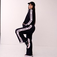 Adidas juga merilis beberapa foto kampanye yang menampilkan bintang reality show sekaligus pengusaha kosmetik itu. Dengan latar merah muda, Kylie berpose dalam balutan training-suit Adidas berbungkus jaket denim, berikut sepasang Adidas Falcons hitam-merah muda. Foto: Instagram