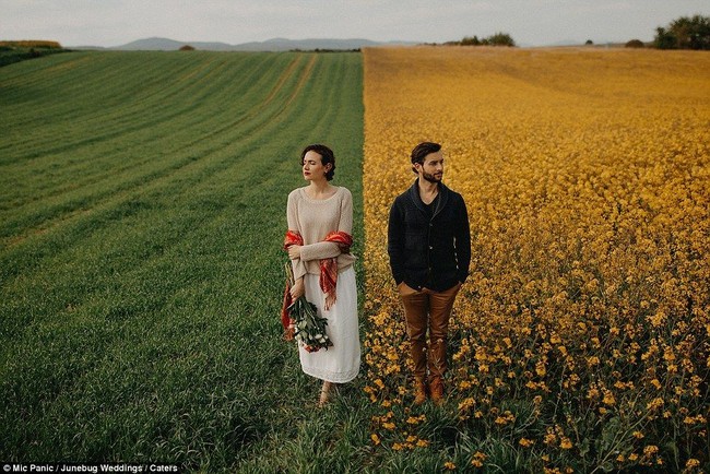 Pose yang effortless dengan latar taman bunga di Rhineland-Palatine, Jerman. Foto itu merupakan karya Mic Panic Photography & Design. Foto: Dok. Junebug Weddings/Mic Panic Photography & Design