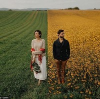 Pose yang effortless dengan latar taman bunga di Rhineland-Palatine, Jerman. Foto itu merupakan karya Mic Panic Photography & Design. Foto: Dok. Junebug Weddings/Mic Panic Photography & Design