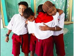 Mesranya! Ramai-ramai Foto Berpelukan ala Jokowi-Prabowo