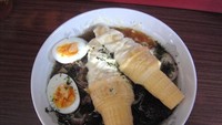 Melihat tampilannya saja sudah tidak terbayang rasanya akan seperti ini. Ini campuran es krim, ke dalam semangkuk ramen yang masih panas. Foto: Istimewa