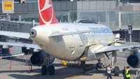 Beberapa bandara menyediakan AC portable yang bisa salurkan melalui pipa berdiameter besar yang dipasang ke port di perut pesawat. Hal ini untuk menjaga suhu tetap nyaman di dalam pesawat saat parkir (CNN Travel)