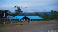 Aktivitas pasar sudah mulai sejak pagi.  Hawa dingin menusuk tulang menusuk tulang menyelimuti para pedagang juga pembeli yang berdatangan ke Pasar Pagi Anggi (Masaul/detikTravel)