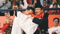 Momen istimewat terjadi saat Presiden RI Jokowi dan Ketua IPSI Prabowo Subianto berpelukan di pertandingan pencak silat. Ini karena inisiatif pesilat Hanifan Yudhani yang baru saja meraih emas. (Instagram @hanifan_yk)