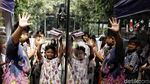 Patut Dicontoh! Siswa SD Ini Menunggu Bus Sambil Belajar