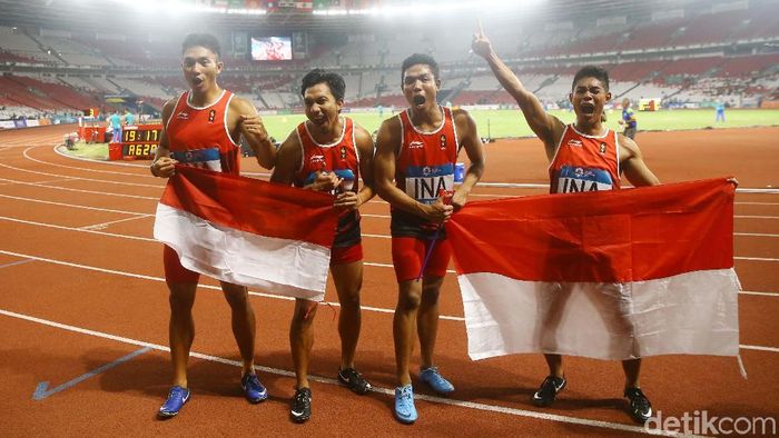 Indonesia meraih perak dari lari estafet 4x100 m putra (Grandyos Zafna/detikSport) Indonesia meraih perak dari lari estafet 4x100 m putra (Grandyos Zafna/detikSport)