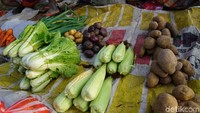 Alasan kedua kenapa tak boleh menawar adalah mama-mama ini malas memberi uang kembalian ke pembeli (Masaul/detikTravel)  