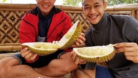 Masih muda dan berbakat, Hanifan sering mengunggah kesehariannya di akun Instagramnya. Termasuk ketika ia tengah kulineran, mencicipi buah durian yang bisa dihabiskannya sendiri. Foto: Instagram @hanifan_yk