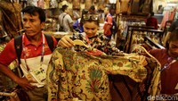 Mereka sengaja datang untuk berbelanja pakaian khas Indonesia yakni batik.
