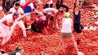 Ini pemandangan saat festival baru saja digelar. Ratusan ton tomat digelar di jalanan dan orang-orang mulai melempari satu sama lain. Ada persyaratan yang harus diikuti, anak-anak di bawah usia 18 tahun tidak diperkenankan ikut festival ini.  Foto: istimewa
