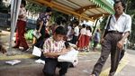 Patut Dicontoh! Siswa SD Ini Menunggu Bus Sambil Belajar